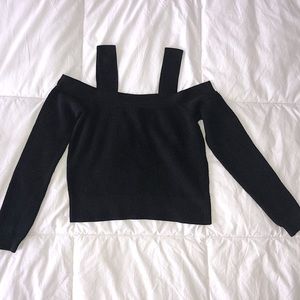 Kendall and Kylie off the shoulder shirt! 💙